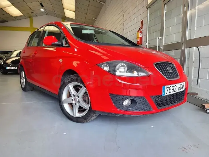 Usado Seat Altea Style 105 CV (77 kW) 2012 Rojo Monovolumen