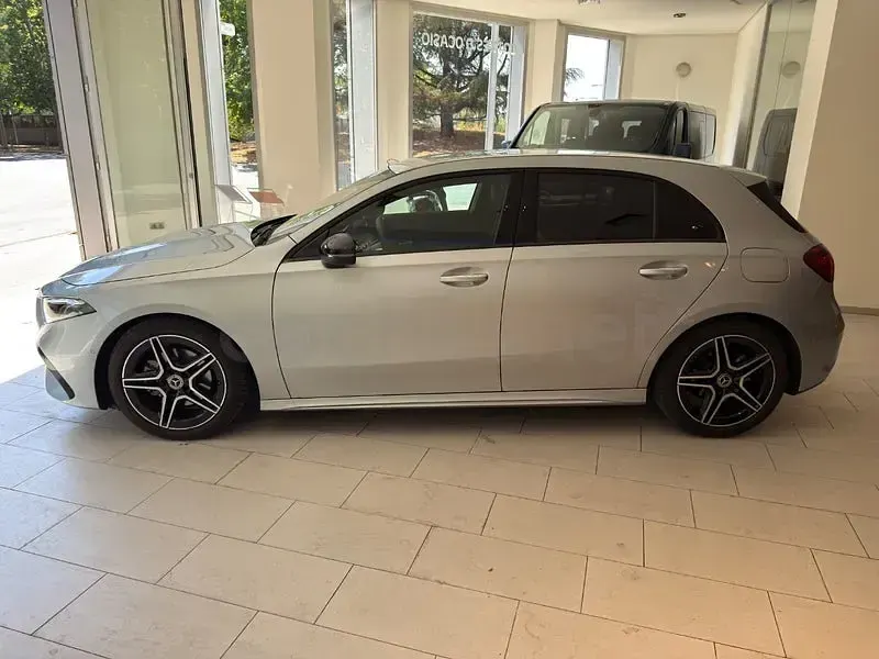 Usado Mercedes A200 150 CV (110 kW) 2025 Gris / plata Berlina