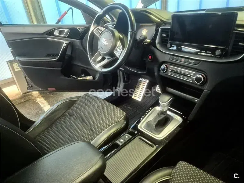Usado Kia Ceed 141 CV (103 kW) 2022 Gris / plata Utilitario