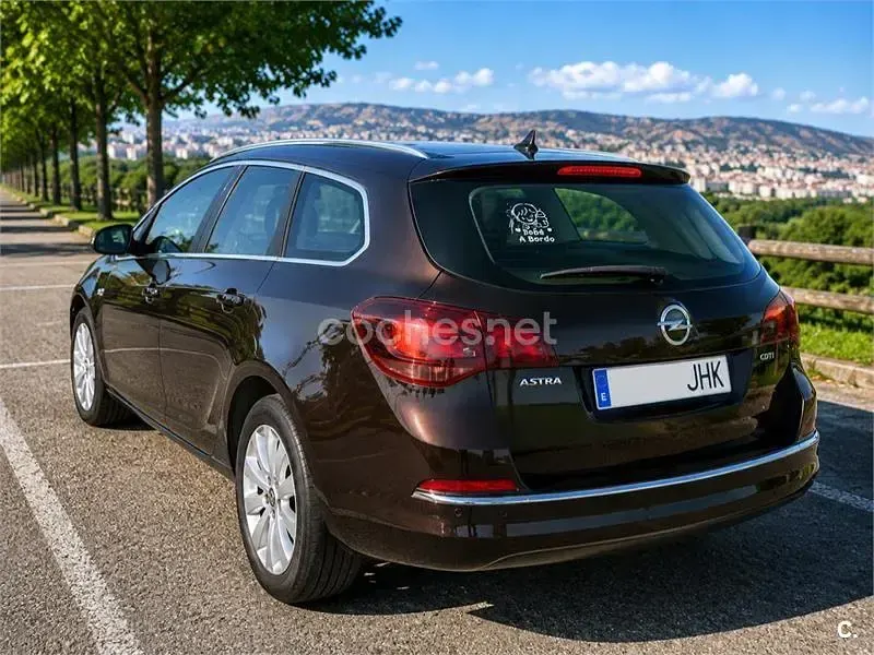 Usado Opel Astra Selective 110 CV (80 kW) 2015 Marrón Familiar