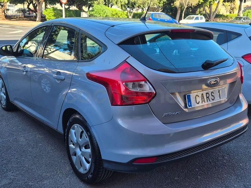Usado Ford Focus Trend 100 CV (73 kW) 2011 Gris / plata Berlina