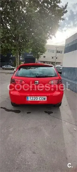 Usado Seat Ibiza 75 CV (55 kW) 2003 Rojo Utilitario