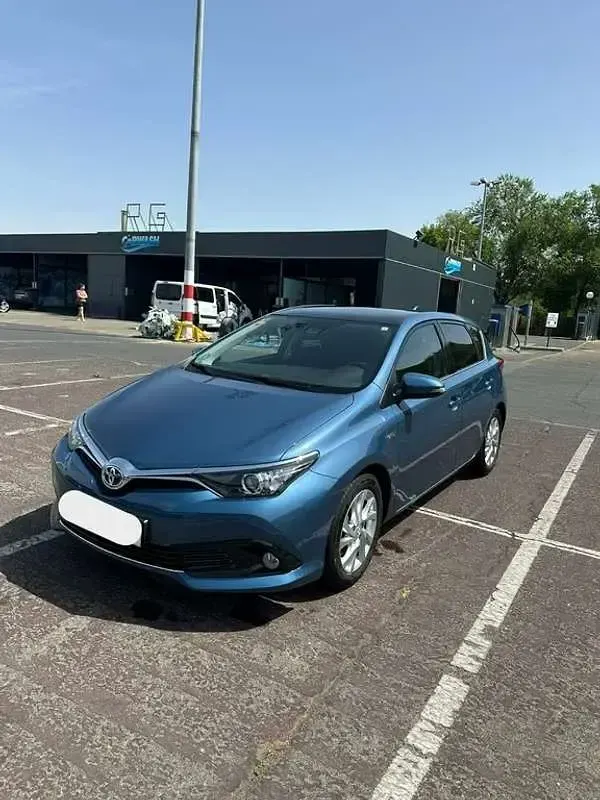 Usado Toyota Auris Hybrid Active 136 CV (100 kW) 2016 Azul Utilitario