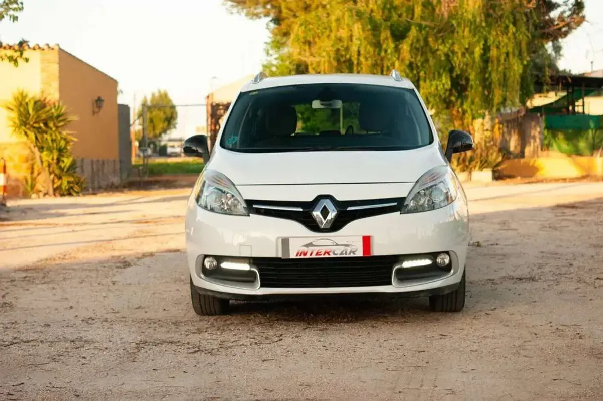Usado Renault Scénic LIMITED 129 CV (94 kW) 2016 Blanco Monovolumen
