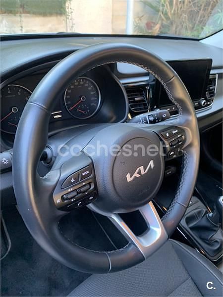 Usado Kia Rio GT-Line 100 CV (73 kW) 2023 Gris / plata Berlina