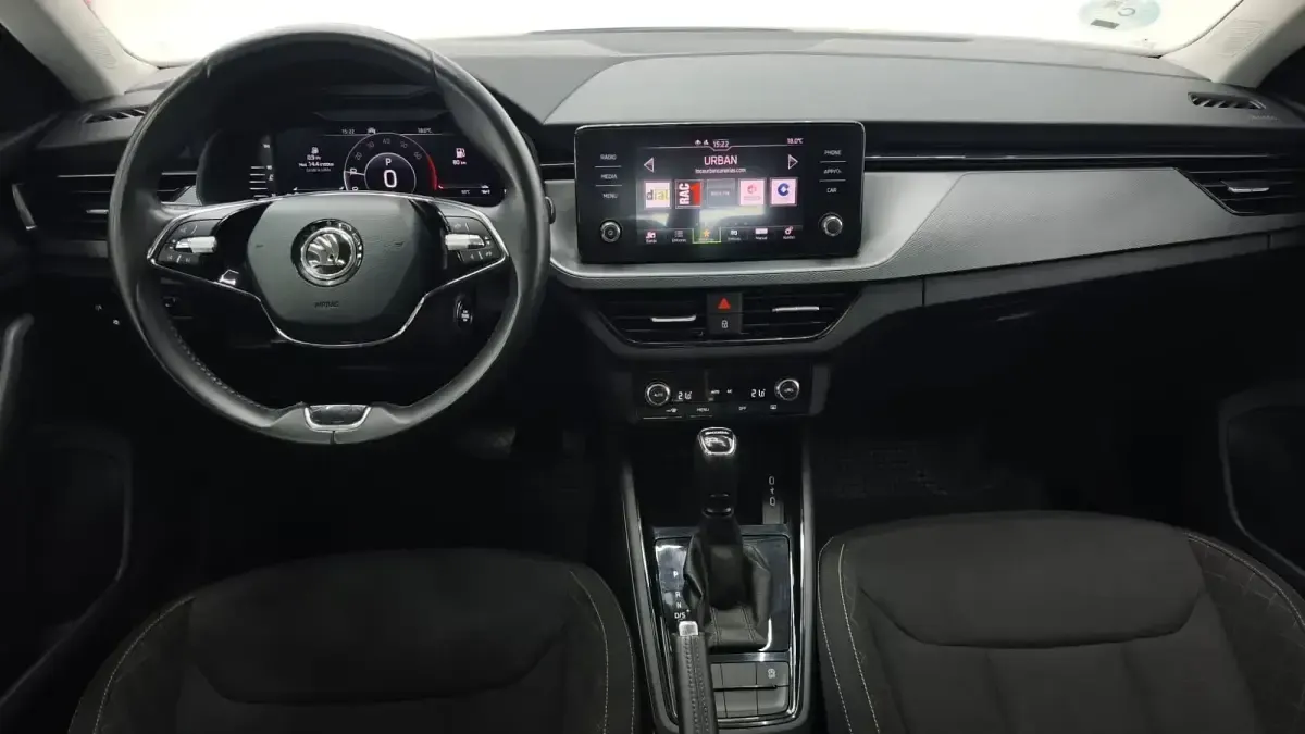 Usado Skoda Kamiq Ambition 110 CV (80 kW) 2021 Blanco SUV