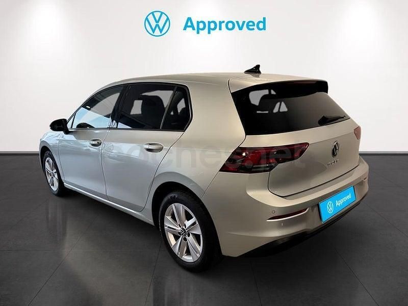 Usado VW Golf VIII Life 130 CV (95 kW) 2022 Gris / plata Berlina