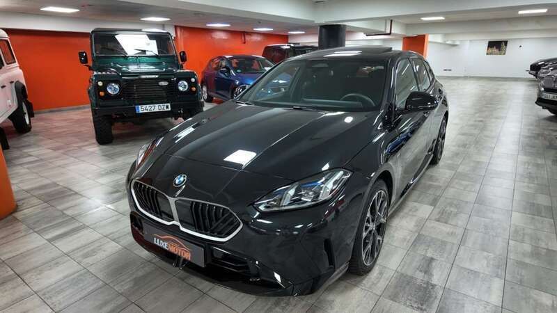 Negro Usado 2024 BMW 118 Sport Line Utilitario | 38.990 € - Imagen 1/4