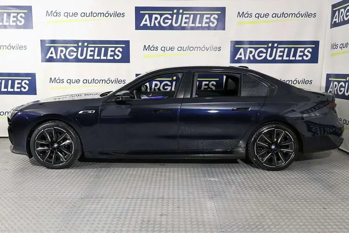 Begagnad BMW 760 571 HK (419 kW) 2023 Svart Sedan