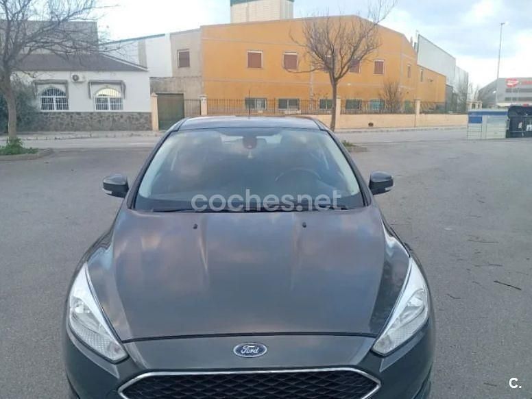 Usado Ford Focus Trend 125 CV (91 kW) 2018 Gris / plata Berlina
