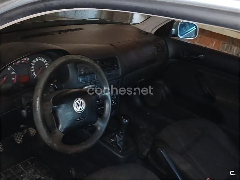 Usado VW Golf IV Conceptline 105 CV (77 kW) 2001 Gris / plata Berlina