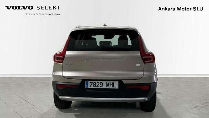 Usado Volvo XC40 Core 211 CV (155 kW) 2023 Plateado SUV