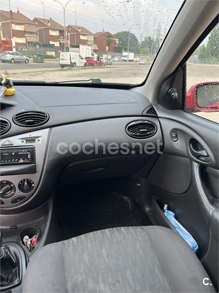 Rojo Usado 2003 Ford Focus Trend Berlina | 1800 € (Buen precio) - Imagen 1/4