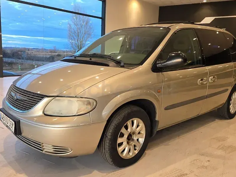 Usado Chrysler Voyager 140 CV (102 kW) 2004 Gris / plata Monovolumen