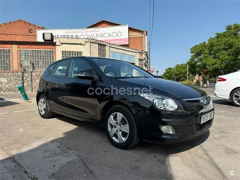 Usado Hyundai i30 Comfort 109 CV (80 kW) 2010 Negro Berlina