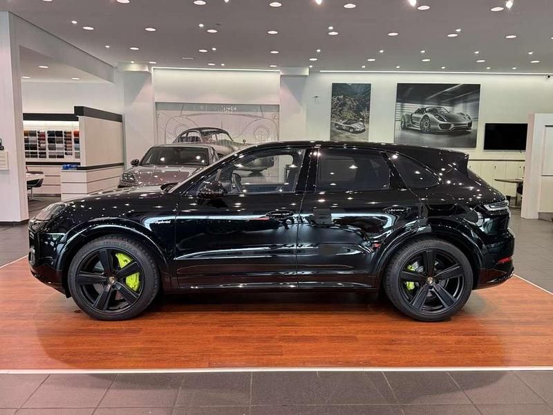 Käytetty Porsche Cayenne Turbo E-Hybrid 740 HP (544 kW) 2024 Musta Katumaasturi
