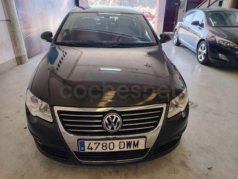 Usado VW Passat Highline 140 CV (102 kW) 2006 Gris / plata Berlina