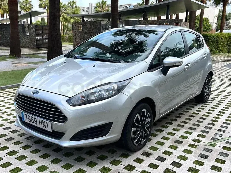 Usado Ford Fiesta Trend 82 CV (60 kW) 2013 Gris / plata Berlina