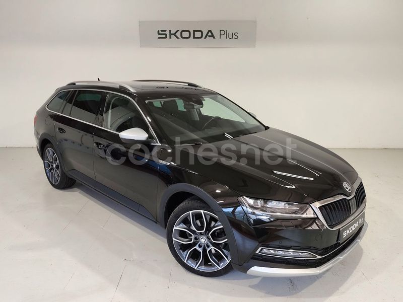 Negro Usado 2023 Skoda Superb Familiar | 27.900 € (Precio justo) - Imagen 1/4