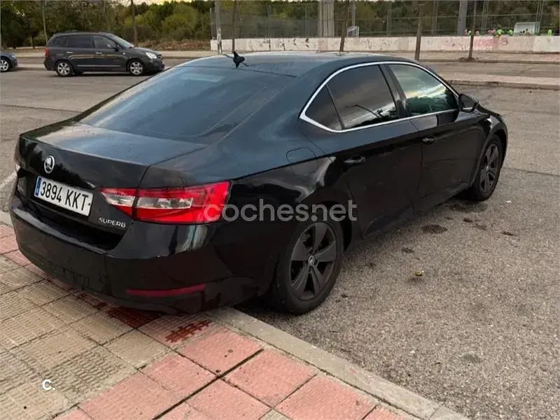 Usado Skoda Superb Ambition 150 CV (110 kW) 2018 Negro Berlina