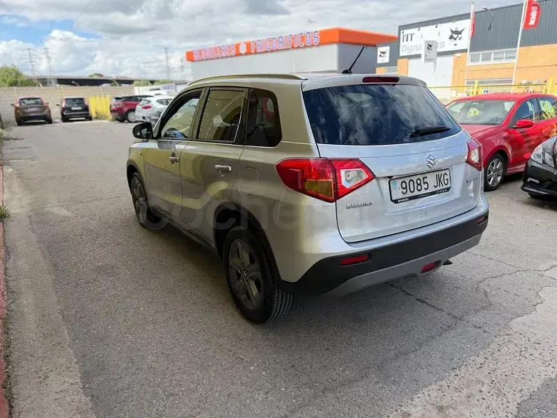 Usado Suzuki Vitara GLX 120 CV (88 kW) 2016 Gris / plata SUV
