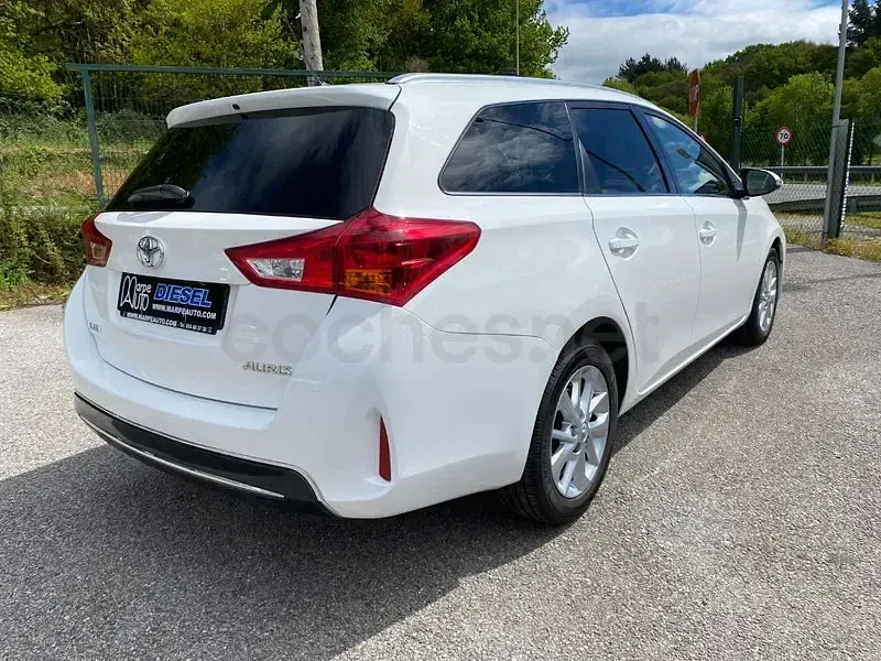 Usado Toyota Auris Live 124 CV (91 kW) 2014 Blanco Familiar