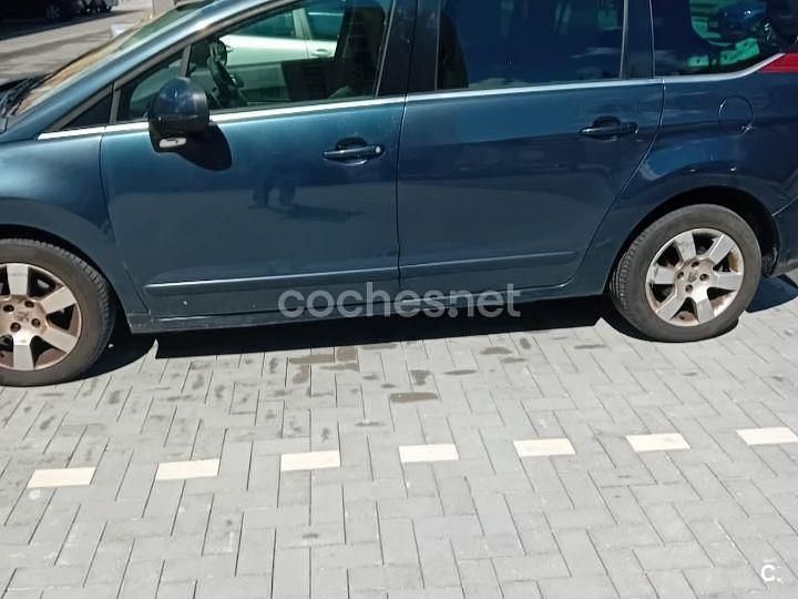 Usado Peugeot 5008 Active 115 CV (84 kW) 2013 Azul Monovolumen