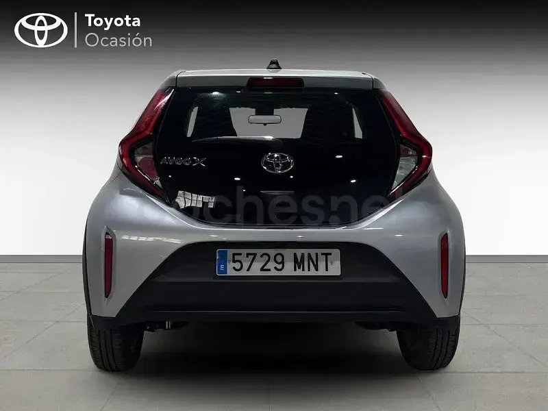Usado Toyota Aygo X Play 72 CV (52 kW) 2023 Gris / plata SUV
