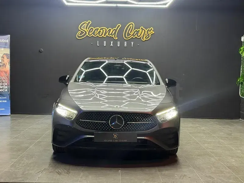 Usado Mercedes A250 218 CV (160 kW) 2024 Gris / plata Berlina