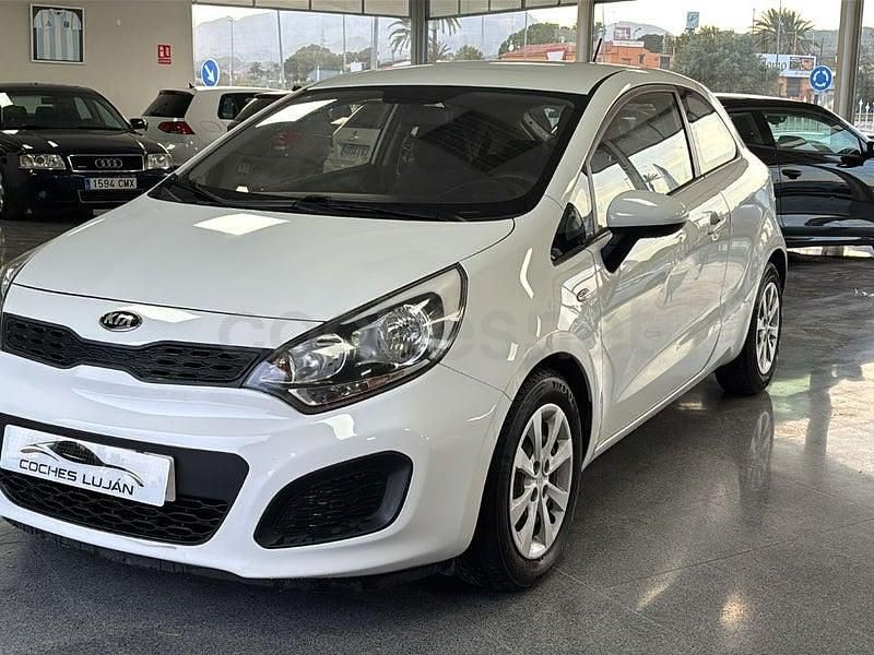 Usado Kia Rio 85 CV (62 kW) 2014 Blanco Berlina