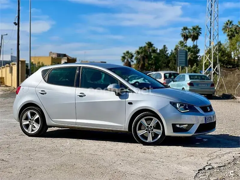 Usado Seat Ibiza SC FR 110 CV (80 kW) 2017 Gris / plata Utilitario