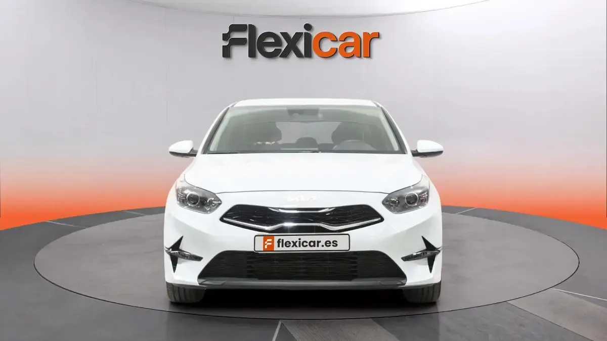 Begagnad Kia Ceed 101 HK (74 kW) 2022 Vit Halvkombi