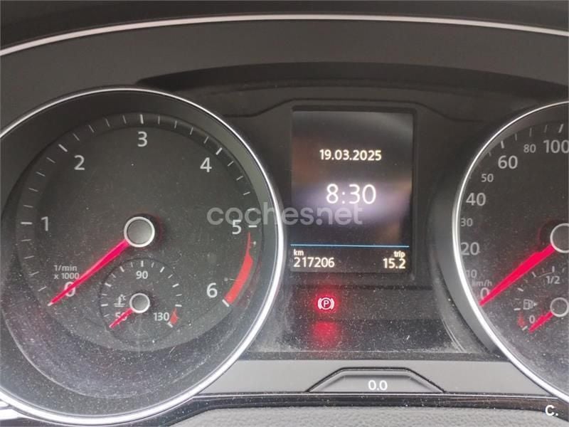 Gris / plata Usado 2019 VW Passat Advance Familiar | 12.500 € (Buen precio) - Imagen 1/4