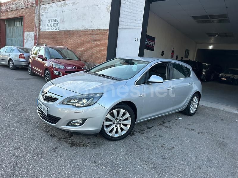 Gris / plata Usado 2012 Opel Astra Excellence Berlina | 5990 € (Precio justo) - Imagen 1/4