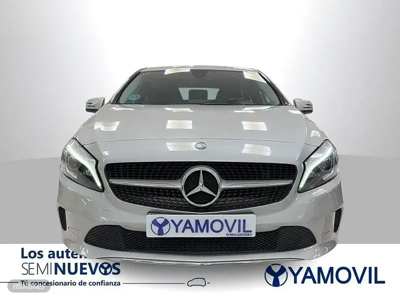 Usado Mercedes A180 Urban 122 CV (89 kW) 2016 Plateado Utilitario