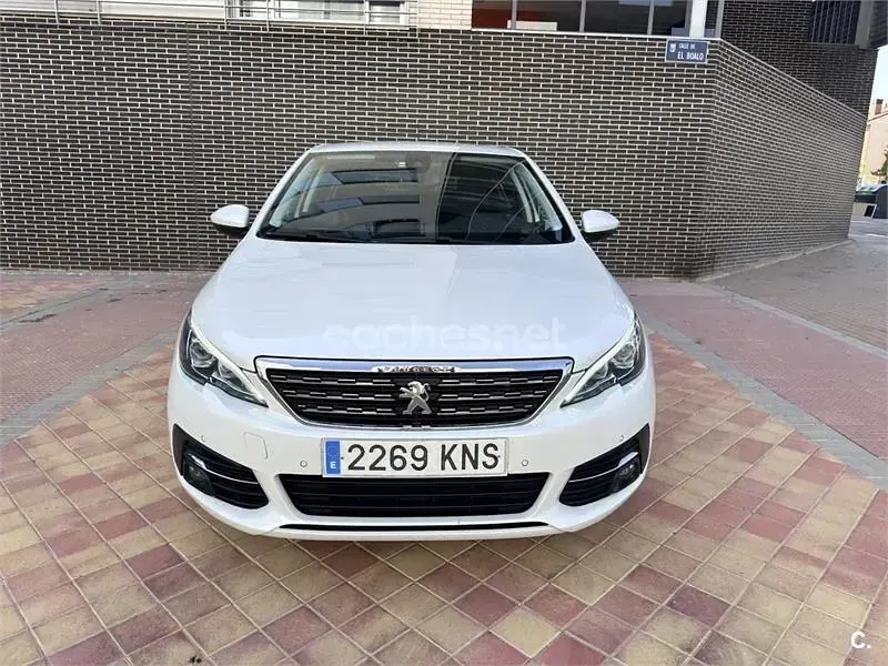 Usado Peugeot 308 Allure 130 CV (95 kW) 2018 Blanco Berlina