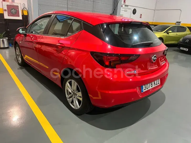 Usado Opel Astra Selective 110 CV (80 kW) 2019 Granate Berlina
