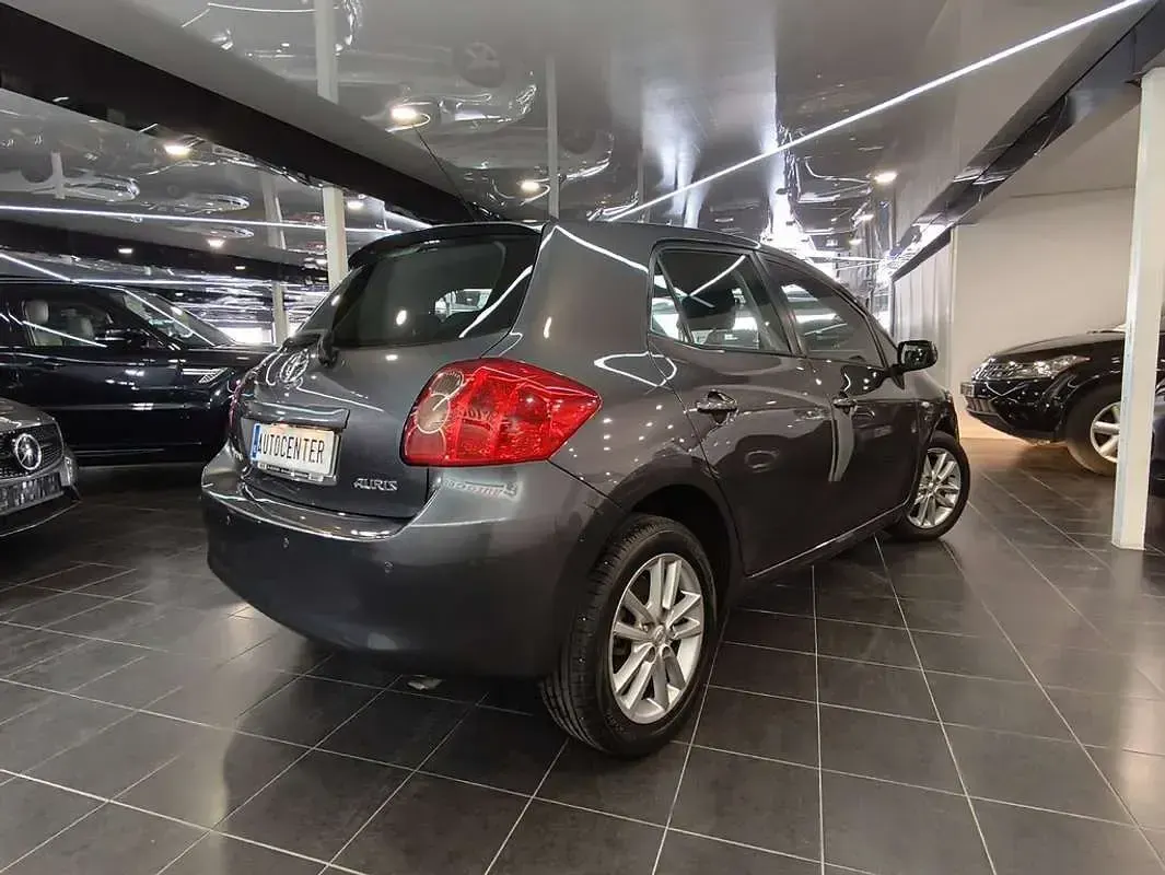 Usado Toyota Auris 90 CV (66 kW) 2009 Gris Utilitario