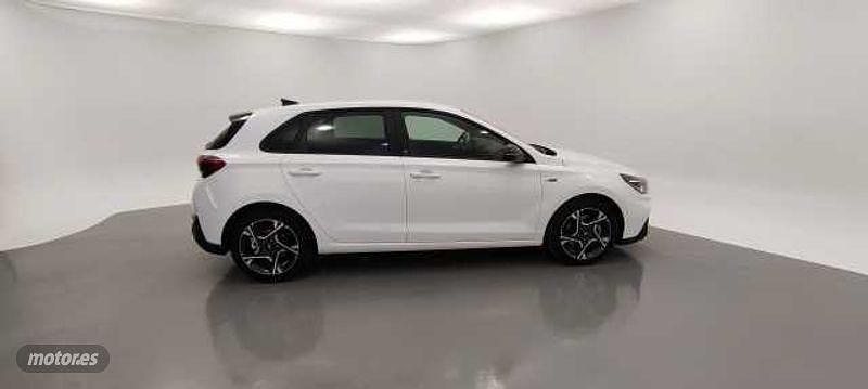Usado Hyundai i30 N Line 120 CV (88 kW) 2024 Atlas white Berlina