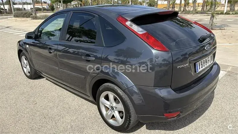 Używany Ford Focus Trend 115 KM (84 kW) 2006 Szary Sedan/Limuzyna