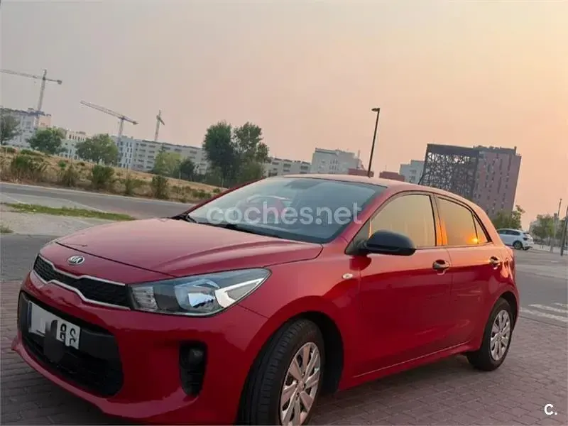 Usado Kia Rio 84 CV (61 kW) 2017 Granate Berlina
