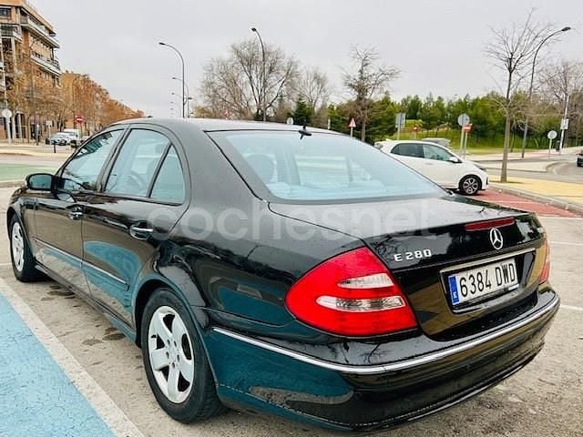 Usado Mercedes E280 Avantgarde 190 CV (139 kW) 2006 Negro Berlina