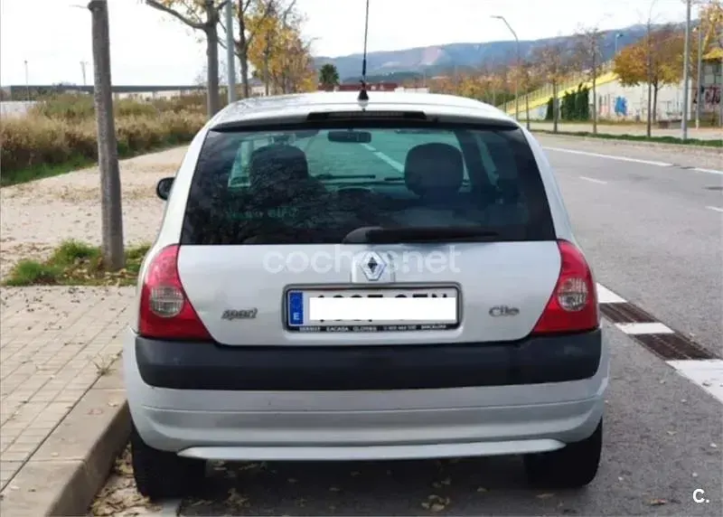 Usado Renault Clio II Dynamique 80 CV (58 kW) 2003 Gris / plata Berlina