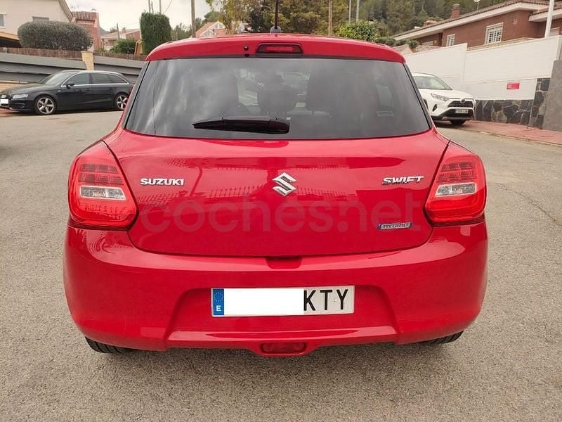 Usado Suzuki Swift 111 CV (81 kW) 2018 Rojo Utilitario