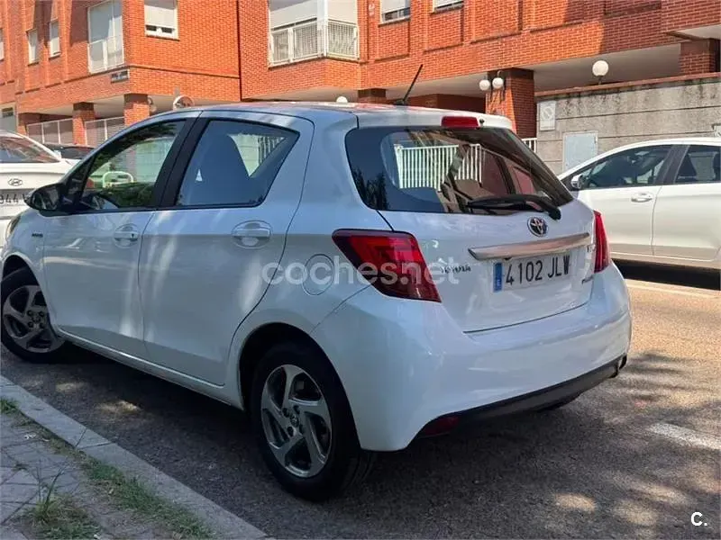 Usado Toyota Yaris Hybrid Active 100 CV (73 kW) 2016 Blanco Berlina