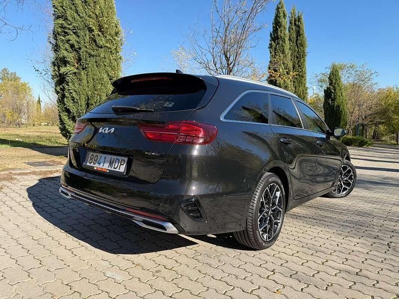 Usado Kia Cerato GT-Line 159 CV (116 kW) 2023 Negro Familiar