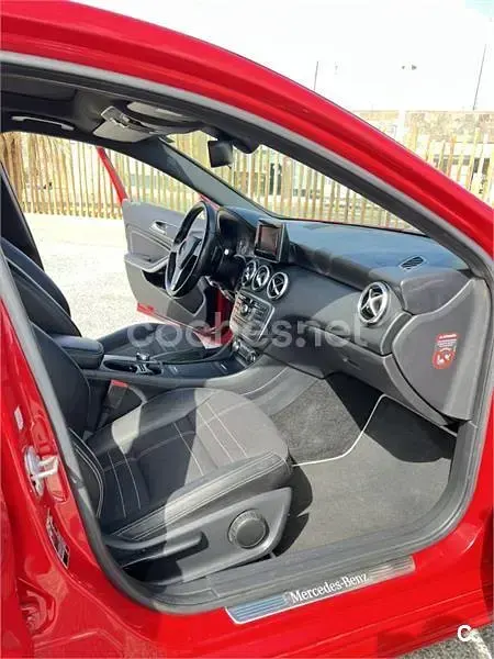 Usado Mercedes A180 Urban 109 CV (80 kW) 2014 Rojo Utilitario