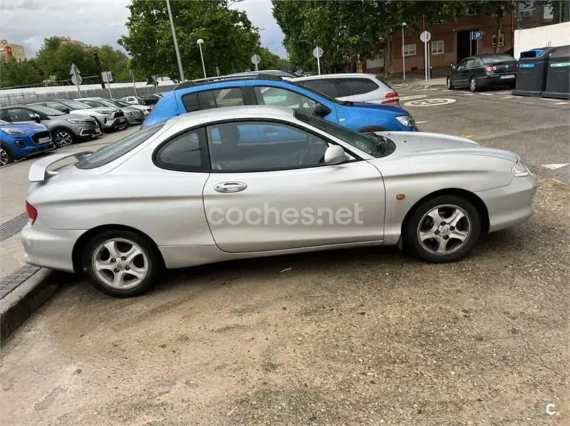 Usado Hyundai Coupé 116 CV (85 kW) 2001 Gris / plata Coupe