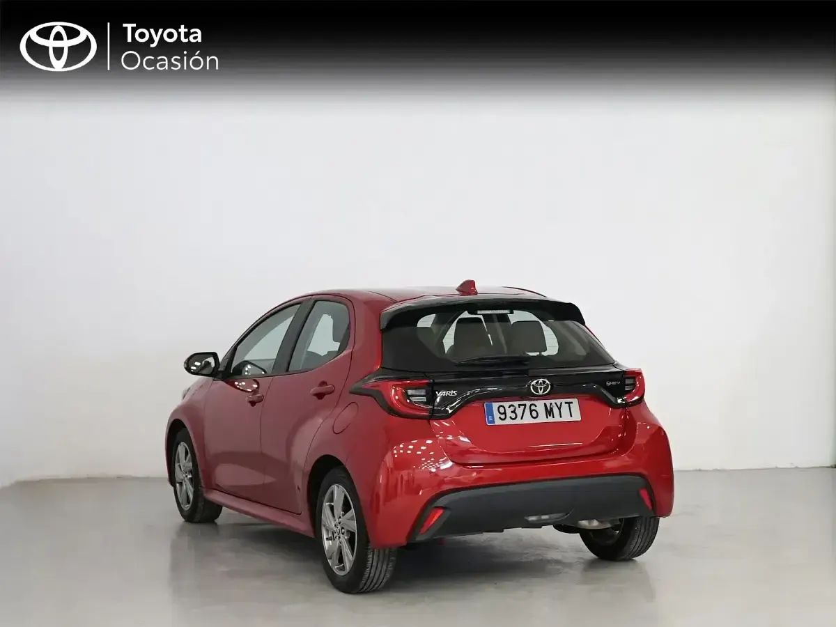 Usado Toyota Yaris Active 116 CV (85 kW) 2025 Rojo Utilitario