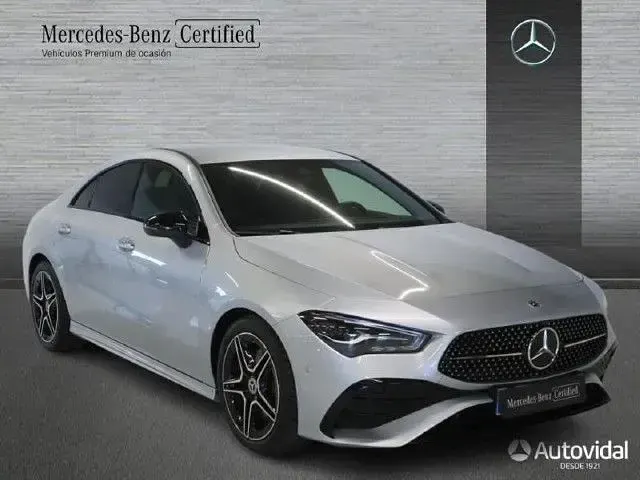 Usado Mercedes CLA220 190 CV (139 kW) 2025 Plata hightech Berlina